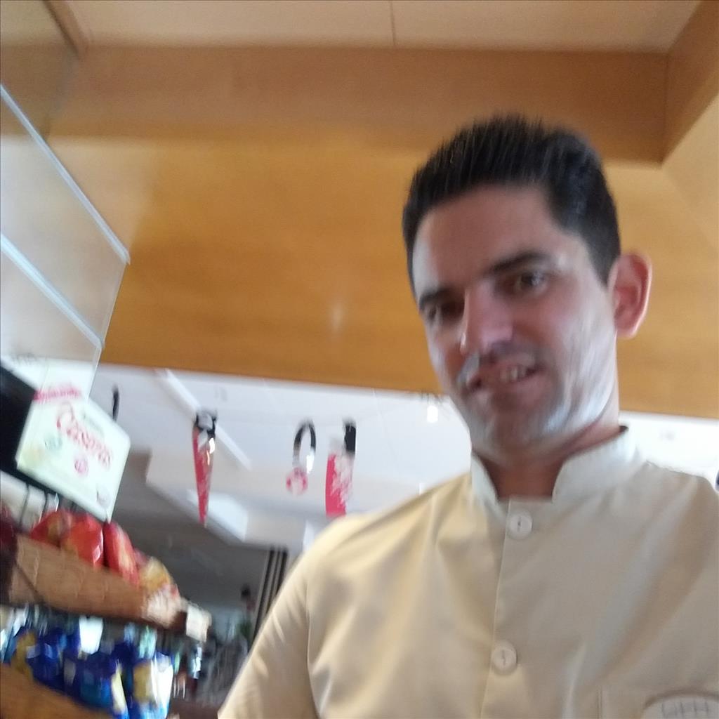 Raul busca trabajo de Camarero