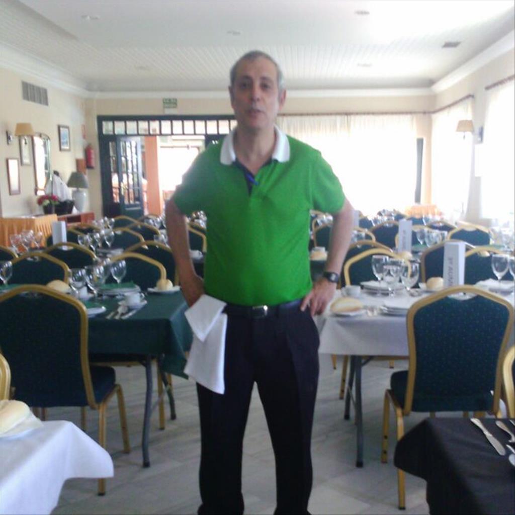 Luis Fernando busca trabajo de Camarero