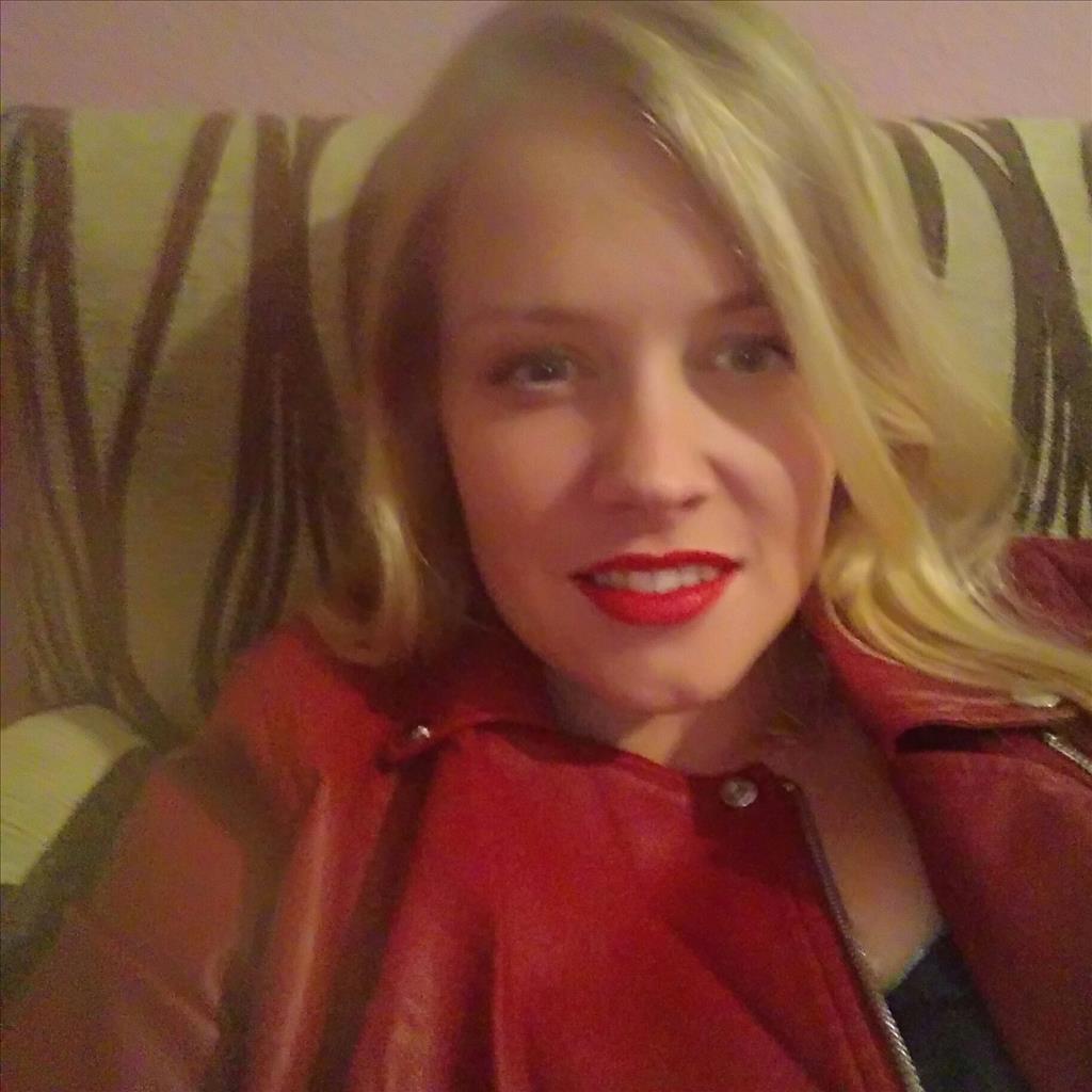 Laura busca trabajo de Camarera