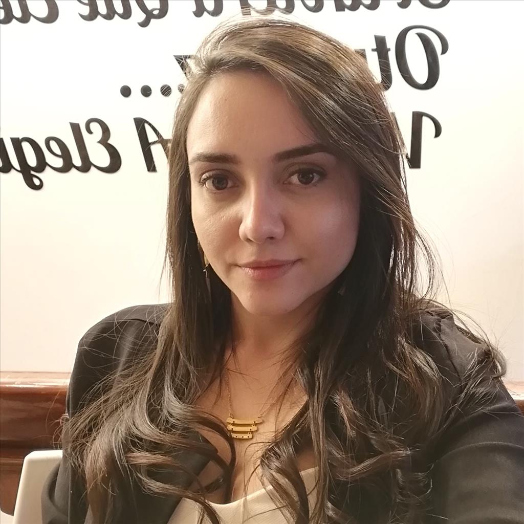 Eliana busca trabajo de Camarera