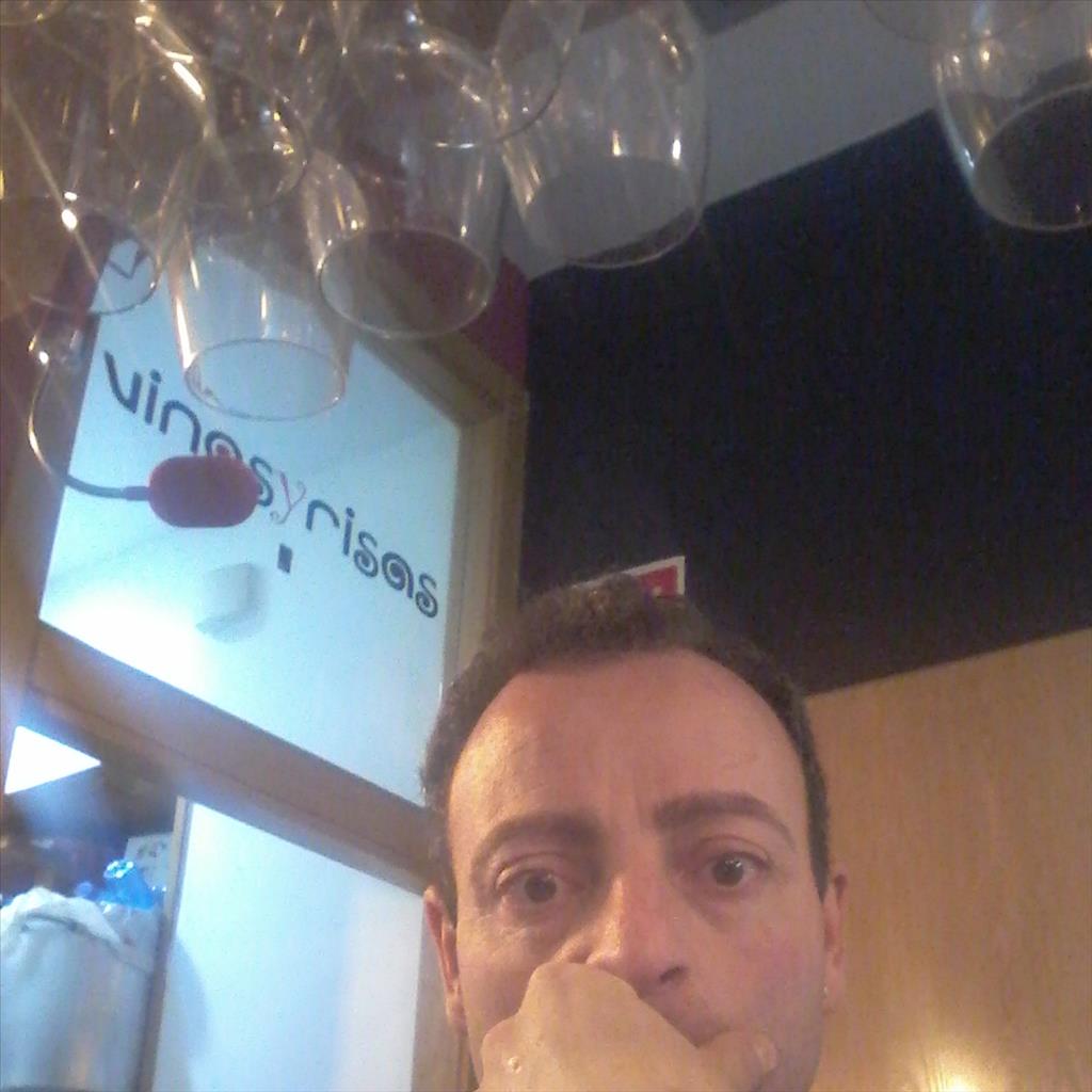 Antonio busca trabajo de Camarero