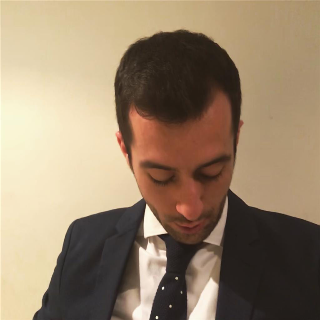 Pablo busca trabajo de Recepcionista
