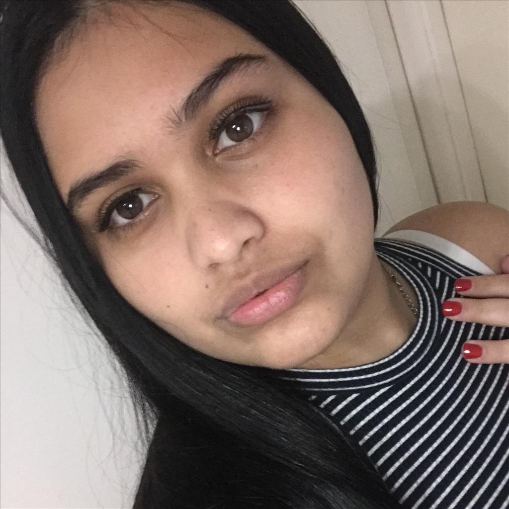 Kamila busca trabajo de Camarera