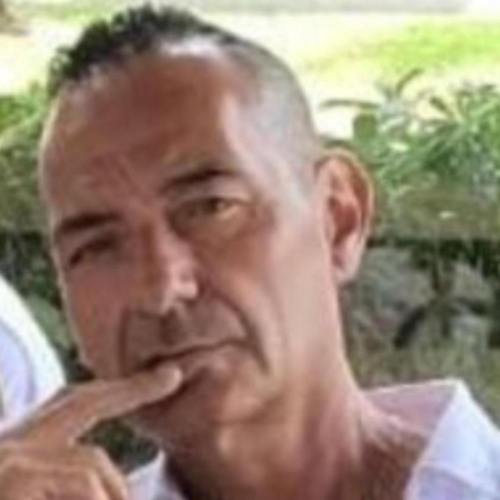 Alejandro  busca trabajo de Camarero