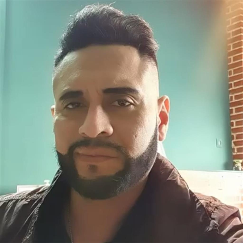 Renzo  busca trabajo de Camarero
