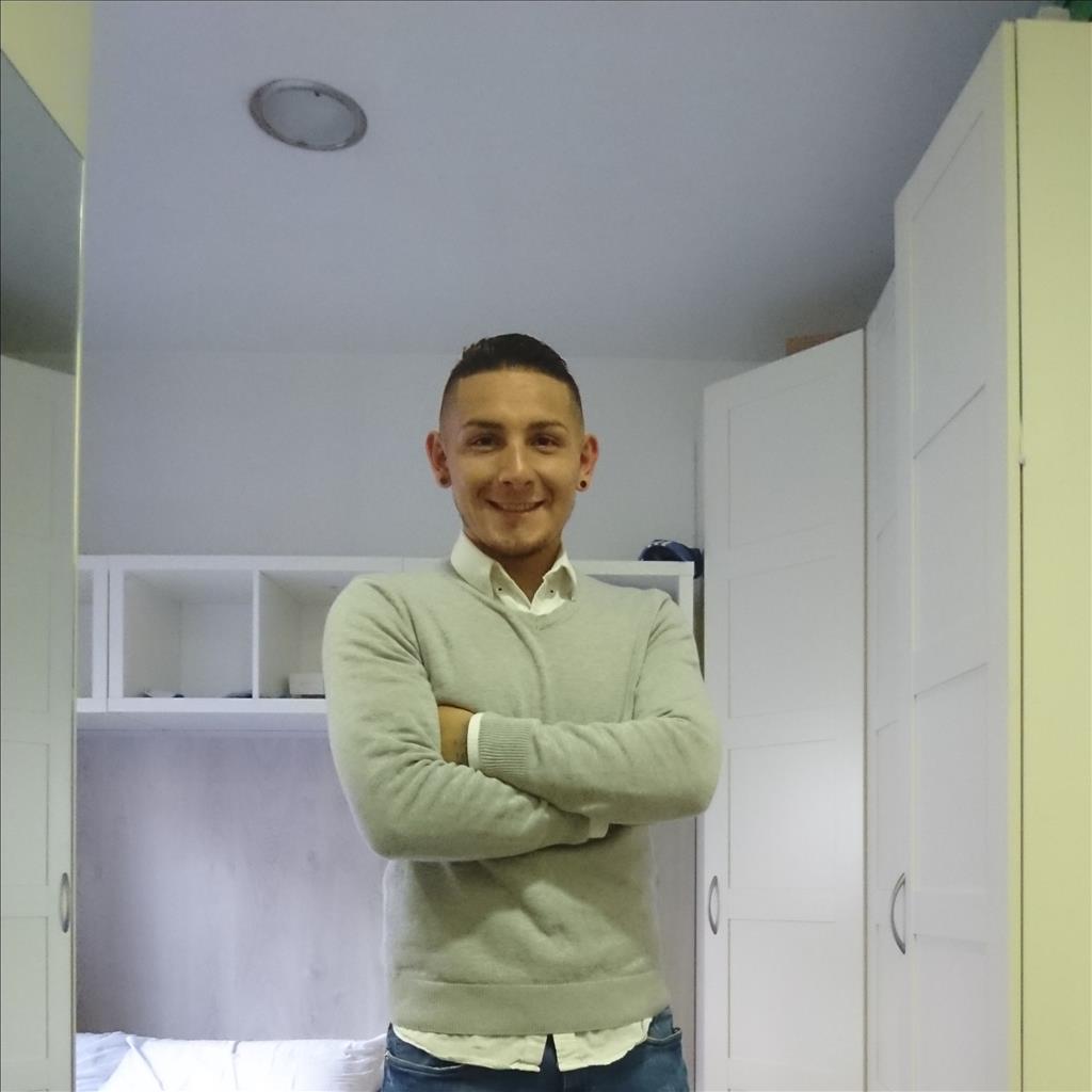 Erick busca trabajo de Camarero