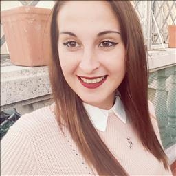 Rebecca está buscando trabajo de camarero o camarera.