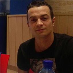 Rober  está buscando trabajo de camarero o camarera.