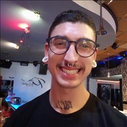 Roberto está buscando trabajo de camarero (barman) o camarera de barra o sala en Madrid.
