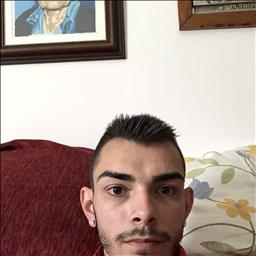 Adrian  está buscando trabajo de camarero o camarera.