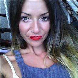 Laura está buscando trabajo de camarero (barman) o camarera de barra o sala en Madrid. Bares, restaurantes, cafeterías o discotecas.