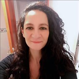 Daniela está buscando trabajo de camarero (barman) o camarera de barra o sala en Barcelona. Bares, restaurantes, cafeterías o discotecas.
