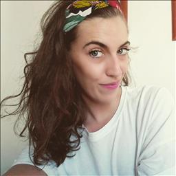 Beatriz está buscando trabajo de camarero (barman) o camarera de barra o sala en Badajoz. Bares, restaurantes, cafeterías o discotecas.