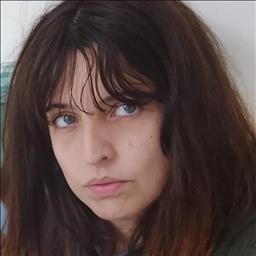 Belen está buscando trabajo de cocina como ayudante de cocina en un restaurante en Cádiz.