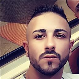 Jairo está buscando trabajo de ayudante de cocina.