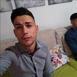 Samuel está buscando trabajo de camarero o camarera.