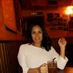 Alexandra está buscando trabajo de camarero (barman) o camarera de barra o sala en Madrid. Bares, restaurantes, cafeterías o discotecas.