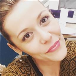 Estefania está buscando trabajo de camarero (barman) o camarera de barra o sala en Madrid. Bares, restaurantes, cafeterías o discotecas.