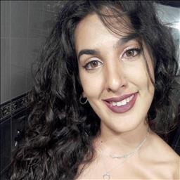 Azahara está buscando trabajo de recepcionista en un hotel, hostal o restaurante en Sevilla.