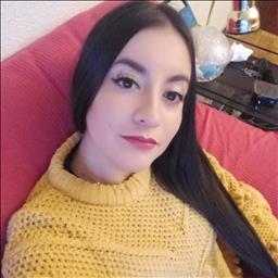 Andrea está buscando trabajo de limpieza como limpiador o limpiadora, camarero o camarera de pisos u otros empleos profesionales.