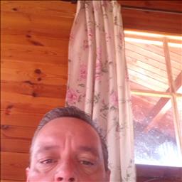 Raul  está buscando trabajo de camarero o camarera.