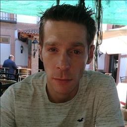 Alfonso está buscando trabajo de camarero (barman) o camarera de barra o sala en Madrid. Bares, restaurantes, cafeterías o discotecas.