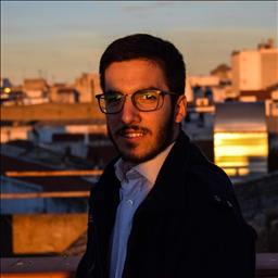 Héctor está buscando trabajo de camarero o camarera.