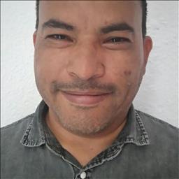 Luis está buscando trabajo de limpieza como limpiador o limpiadora, o camarera de pisos en un hotel u hostal en Valencia.