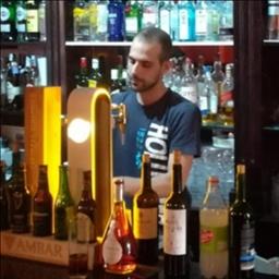 Enrique está buscando trabajo de camarero (barman) o camarera de barra o sala en Segovia. Bares, restaurantes, cafeterías o discotecas.