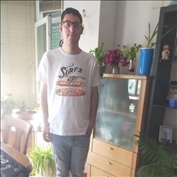 Juan Manuel  está buscando trabajo de recepcionista.