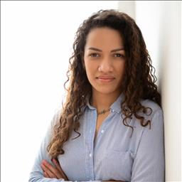 Maria José está buscando trabajo de recepcionista.