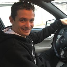 Fernando está buscando trabajo de camarero o camarera.