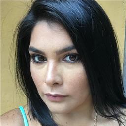 Jeika está buscando trabajo de recepcionista.