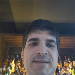 Javier está buscando trabajo de camarero (barman) o camarera de barra o sala en Bizkaia. Bares, restaurantes, cafeterías o discotecas.