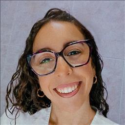 Inés  está buscando trabajo de ayudante de cocina.