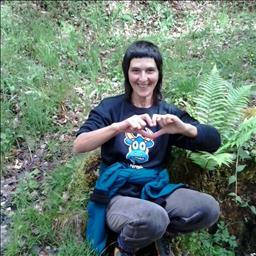 Ana está buscando trabajo de cocina como ayudante de cocina en Cervera de Pisuerga.