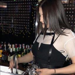 Oana está buscando trabajo de camarero (barman) o camarera de barra o sala en Islas Baleares. Bares, restaurantes, cafeterías o discotecas.