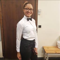 Maridalia está buscando trabajo de camarero o camarera.
