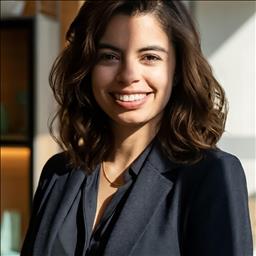 Luana está buscando trabajo de camarero o camarera.