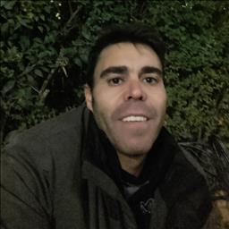 Manuel está buscando trabajo de ayudante de cocina.