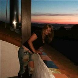 Chari está buscando trabajo de limpieza como limpiador o limpiadora, camarero o camarera de pisos u otros empleos profesionales.