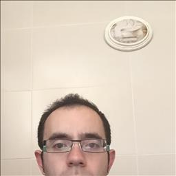 Carlos está buscando trabajo de camarero o camarera.