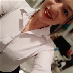 Estefania está buscando trabajo de cocina como ayudante de cocina en un restaurante en Madrid.
