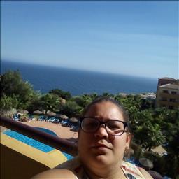 Ángeles está buscando trabajo de camarero o camarera.