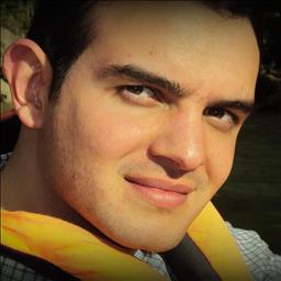 Pedro está buscando trabajo de recepcionista en un hotel, hostal o restaurante en Madrid.