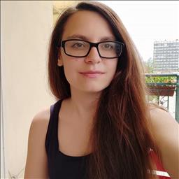 Nikol está buscando trabajo de ayudante de cocina.