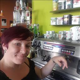 Yolanda está buscando trabajo de camarero (barman) o camarera de barra o sala en Barcelona. Bares, restaurantes, cafeterías o discotecas.