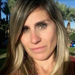Esther está buscando trabajo de camarero (barman) o camarera de barra o sala en Benidorm.