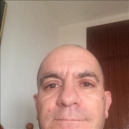 Juan está buscando trabajo de camarero o camarera.