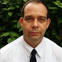 Pedro está buscando trabajo de camarero o camarera.